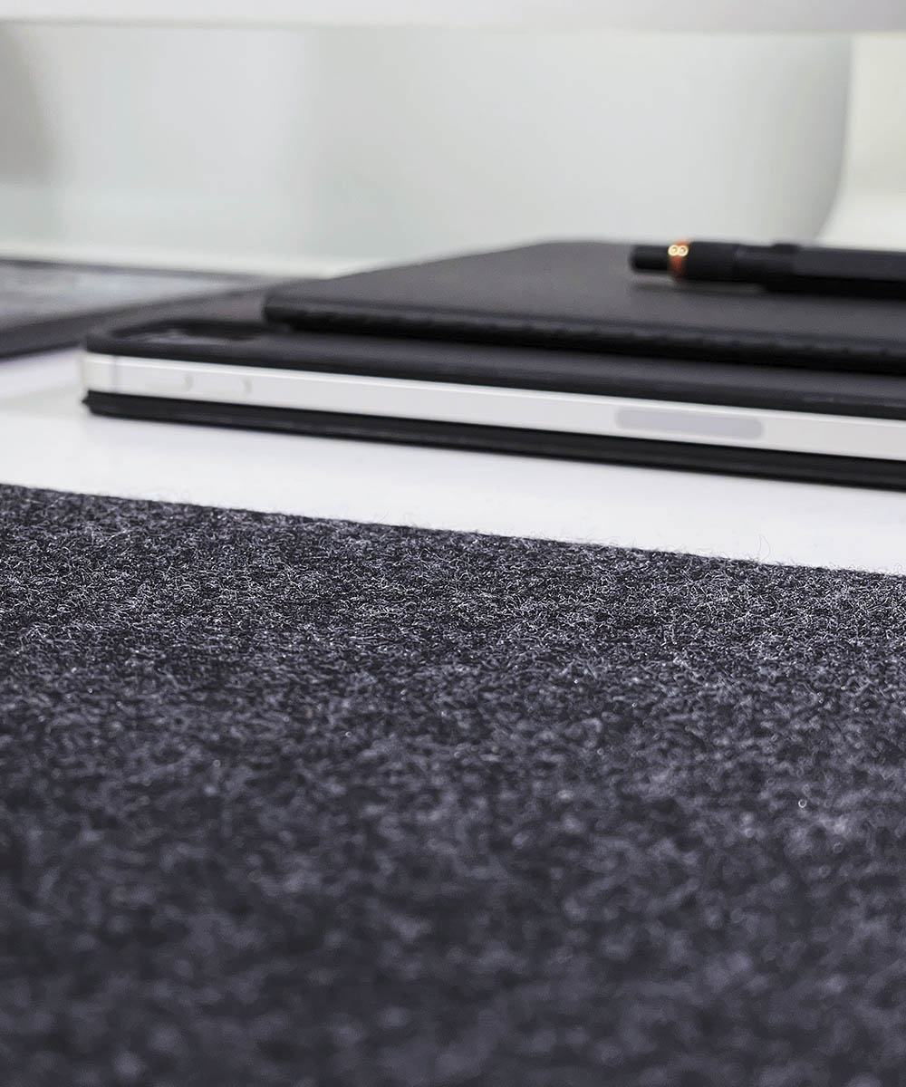 Podkładka na biurko z filcu i korka - ciemny szary - obrazek 7